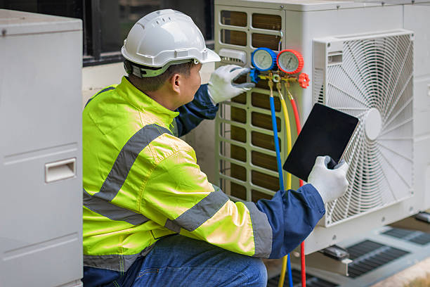 Professional Hvac technician working in Hampton, IA